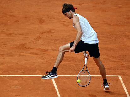 Zverev golpea la bola de forma acrobática durante la semifinal contra Thiem.