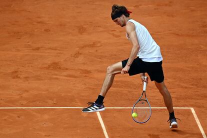 Zverev golpea la bola de forma acrobática durante la semifinal contra Thiem.