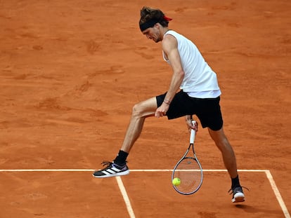 Zverev golpea la bola de forma acrobática durante la semifinal contra Thiem.