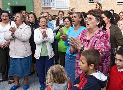 Los vecinos de El Torrejón se concentraron ayer en la plaza del barrio para reclamar justicia.