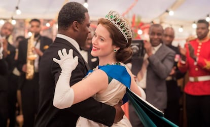 Claire Foy, como la reina Isabel II de Inglaterra, en la segunda temporada de la serie The Crown.