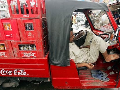 Un repartidor de Coca-Cola, en la ciudad de Amristar.