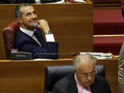 Costa, cotubre de 2010, con un Casio plateado, durante un pleno en las Cortes valenciana.