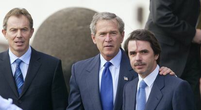 El expresidente de EE UU George Bush junto al expresidente español José María Aznar y el ex primer ministro británico Tony Blair en una reunión en las islas Azores en marzo de 2003.