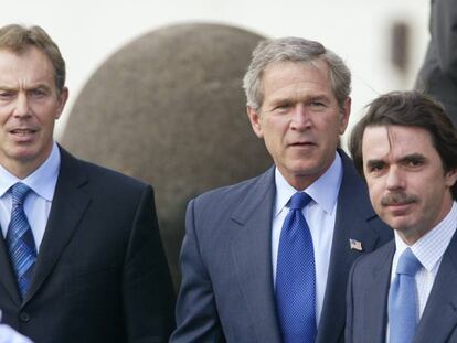 El expresidente de EE UU George Bush junto al expresidente español José María Aznar y el ex primer ministro británico Tony Blair en una reunión en las islas Azores en marzo de 2003.