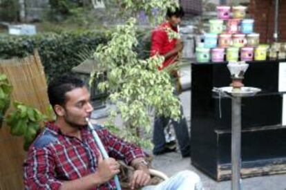 Un hombre fuma una pipa de agua el pasado 11 de julio en una cafetería del centro de Islamabad.