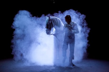 El caballo 'Cascanueces' es conducido por Jaime de la Puerta, durante la representación de la obra 'Memorias de un caballo andaluz', a cargo de la compañía La Cuadra, con dirección de Salvador Távora, en 2013.