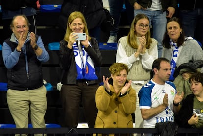 Si hay un papel que la infanta Cristina ejerce con especial dedicación es el de madre. Se ha convertido en un apoyo fundamental para sus cuatro hijos, todos ya mayores de edad y que han tomado caminos muy dispares. Es una de las aficionadas más habituales en los partidos de balonmano de su hijo Pablo, donde suele estar acompañada de su nuera Johanna Zott.