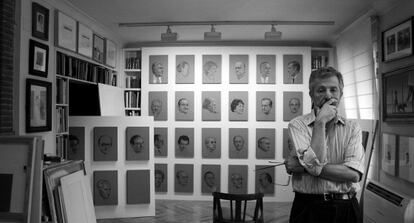El pintor Hern&aacute;n Cort&eacute;s en su estudio de Madrid con los retratos de fondo.