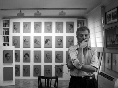 El pintor Hern&aacute;n Cort&eacute;s en su estudio de Madrid con los retratos de fondo.