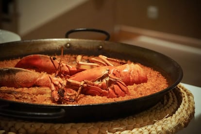 El capítulo principal es el de los arroces, para los que siempre se trabaja con la variedad bomba de Calasparra. Y existe la posibilidad de elegir entre los melosos, la paella o la fideuá. De entre los arroces melosos destacan el de bogavante servido con gambón (29 euros) y el de puerros y almejas frescas (29 euros). Entre las paellas, la más popular, la llamada L’Albufera, lleva bogavante, sepia, gambón y langostino (35 euros), la del señorito se sirve con pollo y gambón pelado (26 euros), o la de chipirones, con ajetes, cebolla blanca y habitas (24 euros). 
