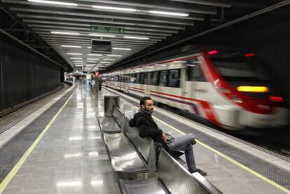 Un tren de cercanías entra en la estación de La Sagrera-Meridiana, en Barcelona.