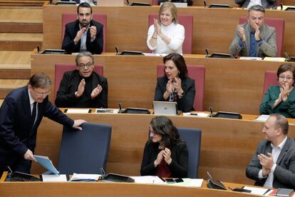 El presidente de la Generalitat, Ximo Puig, es aplaudido por la bancada socialista tras su intervención en la sesión de control.