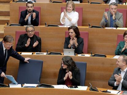 El presidente de la Generalitat, Ximo Puig, es aplaudido por la bancada socialista tras su intervención en la sesión de control.