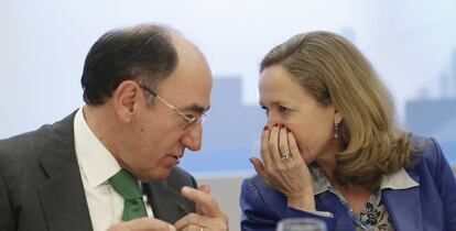 Ignaciio Sánchez Galán, presidente de Iberdrola, y Nadia Calviña, vicepresidenta primera y ministra de Asuntos Económicos. 