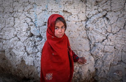 Una niña afgana posa para una fotografía en un campamento de personas desplazadas, este martes en Kabul (Afganistán). 