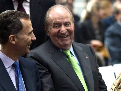 Felipe VI convesrsa con su padre, el Rey em&eacute;rito Juan Carlos I, durante el acto central anual de la Fundaci&oacute;n Cotec.