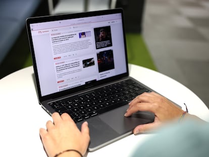 Una mujer consultando la página web Menéame.