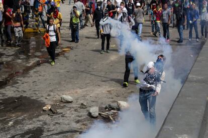 Un grupo de personas participa en una manifestación de opositores al gobierno de Nicolás Maduro, en Caracas (Venezuela). Dos fotógrafos de la Agencia EFE en Caracas resultaron heridos durante una protesta opositora en Caracas cuando agentes de los cuerpos de seguridad dispararon a quemarropa contra ellos mientras cubrían gráficamente la manifestación en el este de la capital venezolana.


