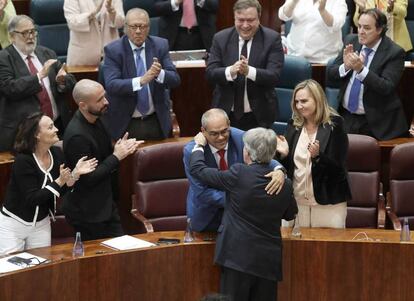 El presidente regional abraza al consejero Rafael Van Grieken tras la reprobación.