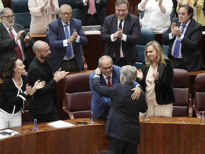 El presidente regional abraza al consejero Rafael Van Grieken tras la reprobación.