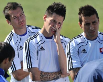 Hamsik, en el centro, escucha las instrucciones del entrenador durante un entrenamiento de su selección.