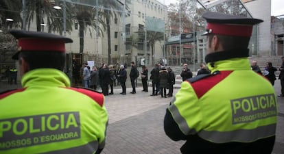 Dos mossos en Barcelona.