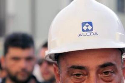 Un grupo de trabajadores de la planta de Alcoa protestan enfrente de la prefectura de Cagliari, Cerdeña, Italia. EFE/Archivo