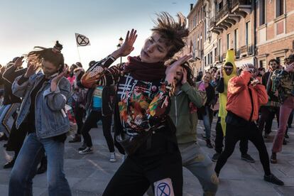 Con la participación de cientos de activistas de toda Italia, Extinction Rebellion animó las calles del centro de Venecia con 'Discodesobediencia', música de baile 'desobediente' con una coreografía que atrajo las miradas de los turistas y los habitantes de la ciudad. Pancartas con eslóganes como "¿Cuántos carnavales nos quedan?", o "No habrá carnaval en el fondo del mar" transmitían el mensaje de los 'rebeldes' en contraste con la alegría de la música. Venecia, 22 de febrero de 2020.