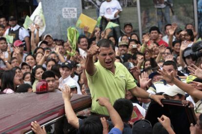 Rafael Correa durante un acto electoral para la segunda vuelta en noviembre de 2006