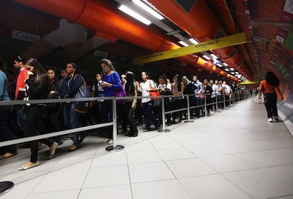 Enormes filas no corredor de transferência entre a linha 4, amarela, que não aderiu à greve, e a linha verde, que tinha algumas estações fechadas.