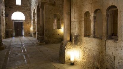 Interior de la iglesia de San Pedro de la Nave con las nuevas luminarias.