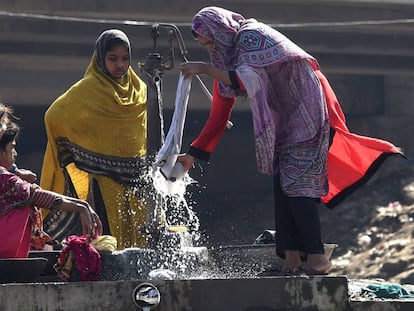 Mulheres paquistanesas lavam roupa em Lahore.