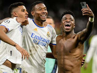 Rodrygo, Alaba y VInicius se toman un selfi después de eliminar al PSG en el Bernabéu.