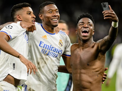 Rodrygo, Alaba y VInicius se toman un selfi después de eliminar al PSG en el Bernabéu.