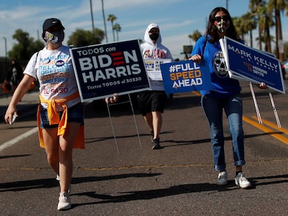 Varias personas promueven el voto, en Phoenix (Arizona) el 31 de octubre.