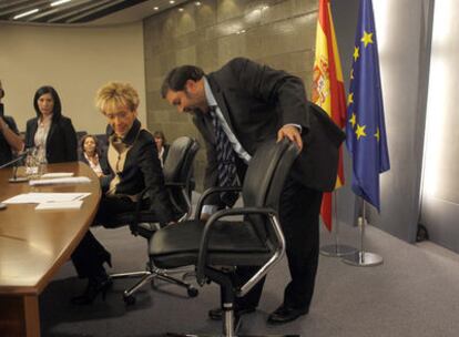 Francisco Caamaño, junto a María Teresa Fernández de la Vega, tras el Consejo de Ministros.