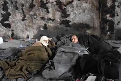 Dos sirios que huyeron de las áreas controladas por los rebeldes en el este de Alepo descansan en un almacén convertido en refugio en Duweirineh, un pequeño pueblo a las afueras de la ciudad.