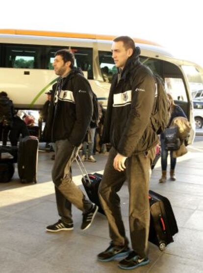 Mumbrú y Hervelle en el aeropuerto de Loiu desde donde ha partido el Uxue Bilbao camino de Charleroi.