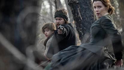 Desde la izquierda, Preston Mota, Taylor Kitsch y Betty Gilpin, en 'Érase una vez el Oeste'.