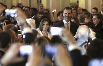 Los reyes Felipe y Letizia durante la visita al Ayuntamiento parisino, en la segunda jornada de la visita oficial a Francia.