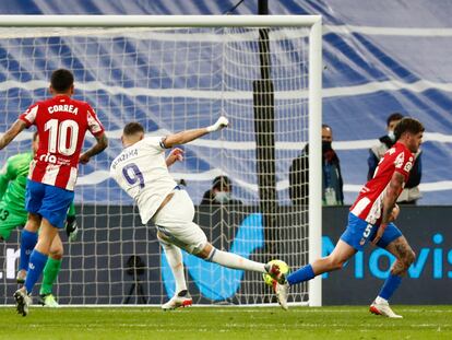 Benzema anota el gol del Real Madrid en el partido contra el Atlético.