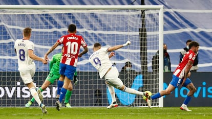 Benzema anota el gol del Real Madrid en el partido contra el Atlético.