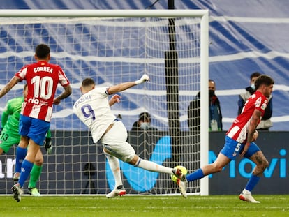 Benzema marca el primer gol del Real Madrid en el partido contra el Atlético.