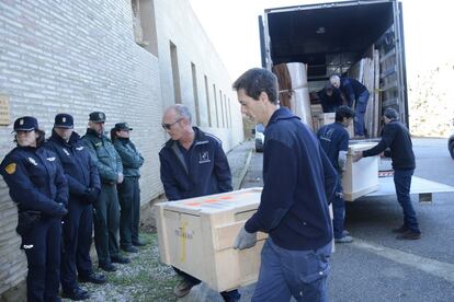 Los transportistas proceden a la devolución de los bienes del Monasterio de Sijena a Aragón.