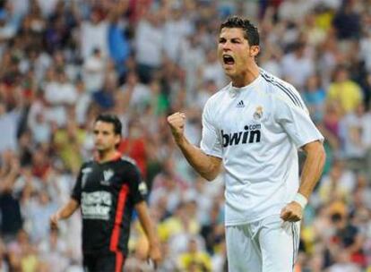 Cristiano Ronaldo celebra su primer gol en el estadio Bernabéu, conseguido de penalti.