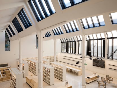 Biblioteca de Les Corts en la antigua fabrica Benet Campabadal.