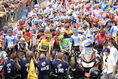 Los ciclistas esperan el inicio de la 12ª etapa del Tour de Francia desde Chauvigny a Sarran (Francia).