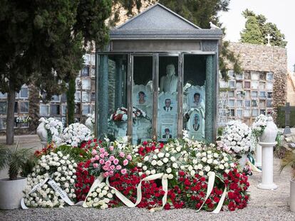 El mausoleo de los Jodorovich lleno de flores por el entierro de la matriarca.