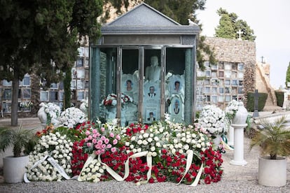 El mausoleo de los Jodorovich lleno de flores por el entierro de la matriarca.